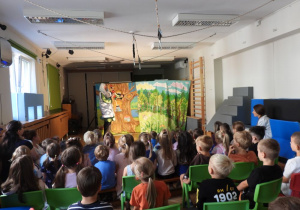 Dzieci oglądają teatrzyk pt. „Porządki Pajacyka”.