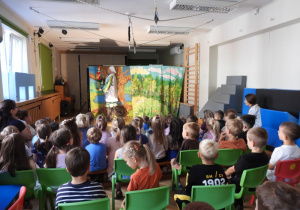 Dzieci oglądają teatrzyk pt. „Porządki Pajacyka”.