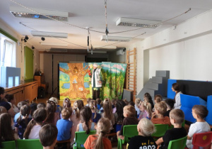 Dzieci oglądają teatrzyk pt. „Porządki Pajacyka”.