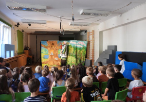 Dzieci oglądają teatrzyk pt. „Porządki Pajacyka”.