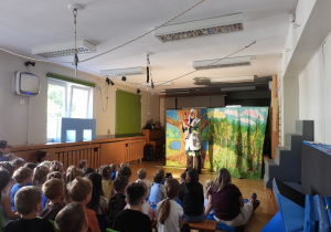 Dzieci oglądają teatrzyk pt. „Porządki Pajacyka”.