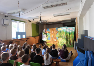 Dzieci oglądają teatrzyk pt. „Porządki Pajacyka”.