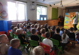 Dzieci oglądają teatrzyk pt. „Porządki Pajacyka”.