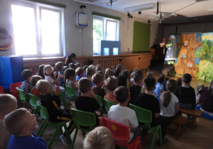 Dzieci oglądają teatrzyk pt. „Porządki Pajacyka”.