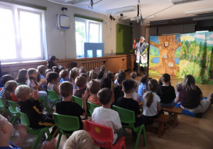 Dzieci oglądają teatrzyk pt. „Porządki Pajacyka”.