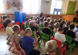 Dzieci oglądają teatrzyk pt. „Porządki Pajacyka”.