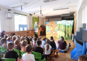 Dzieci oglądają teatrzyk pt. „Porządki Pajacyka”.