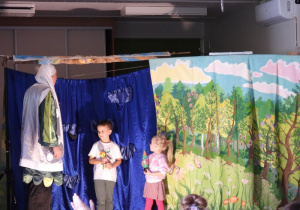 Dzieci oglądają teatrzyk pt. „Porządki Pajacyka”.
