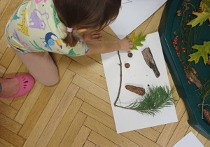 Dzieci bawią się materiałem sensorycznym.