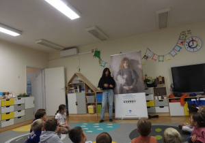 Dzieci oglądają obraz Olgi Boznańskiej „Dziewczynka z chryzantemami”.