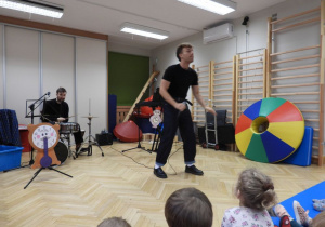 Dzieci uczestniczą w przedstawieniu grupy PROART.