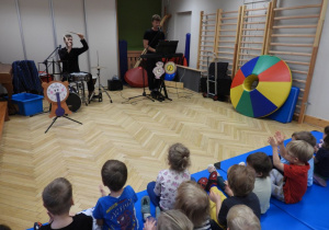 Dzieci uczestniczą w przedstawieniu grupy PROART.