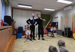 Dzieci uczestniczą w przedstawieniu grupy PROART.