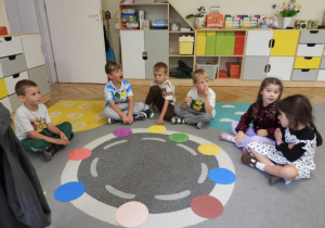 Dzieci obchodzą Dzień Kropki w przedszkolu.