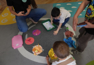 Dzieci obchodzą Dzień Kropki w przedszkolu.