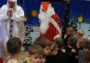 Dzieci bawią się z Mikołajem.