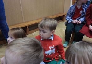 Dzieci bawią się z Mikołajem.
